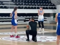 SLAVLJE NA PARKETU: Evo kako je sudija u Crnoj Gori prekinuo meč, pa zaprosio košarkašicu (VIDEO)