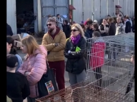 NEVJEROVATAN PRIZOR IZ UKRAJINE: Možete li pogoditi zbog čega ovi ljudi u Lavovu stoje u redu? (VIDEO)