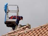 POČELO SANIRANJE ŠTETE U LJUBINJU: Uklanjaju se komadi cigle, dimnjaka, fasada… (FOTO)