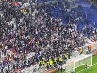HAOS NA UTAKMICI EUROPA LIGE: Nezadovoljni navijači palili vatru i pokušali probiti ogradu, intervenirali specijalci...