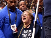 NEVJEROVATNE SCENE IZ AMERIKE: Djevojka prekinula utakmicu NBA lige, zavezala se lancem za koš zbog...