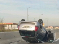UŽAS KOD BANJE LUKE: Automobil završio na krovu na brzoj cesti prema Laktašima, policija na terenu...