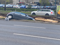 NEOBIČNA SAOBRAĆAJNA NESREĆA U SARAJEVU: Automobil sletio s puta na gradilište pruge