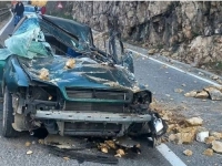 KATASTROFA U BiH: Stijena se obrušila i pala na automobil, ima povrijeđenih