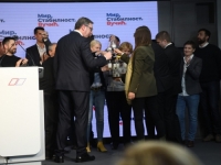 JEZIVO, GROZNO, BIZARNO: Pogledajte šta se dogodilo u izbornom štabu Vučićevog SNS-a nakon proglašenja pobjede...