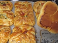 SAVRŠEN DORUČAK ILI LAGANA VEČERA, POTPUNO JE SVEJEDNO: Na brzinu napravite mekana i ukusna peciva sa sirom i iznenadite ukućane (VIDEO)