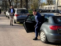 VIJEĆNIK SAMIR AVDIĆ OBJAVIO FOTOGRAFIJE BAHATIH SDA-ovaca: 'Samo da Zelenima čestitam zbog parkiranja na zelenim površinama'