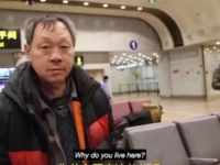OVAJ KINEZ VEĆ 14 GODINA ŽIVI NA AERODROMU: Kod kuće ga maltretiraju, ne daju mu da...
