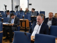 BRUKA ZASTUPNIKA: SDA u Skupštini KS tražila pauzu pred izlaganje o zakonu o Srebenici: 'Nisu čitali i treba im sad...'