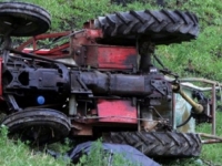 TRAGEDIJA U SUSJEDSTVU: Mladić (17) traktorom odvezao drugove na izlet, pa poginuo