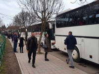 POTPUNA MOBILIZACIJA: Kolone automobila i autobusi sa biračima krenuli sa Kosova...