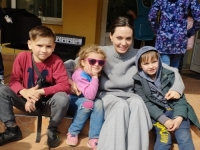 U NAJLJEPŠEM DRUŠTVU: Angelina Jolie se u Lavovu susrela sa raseljenom djecom (FOTO)