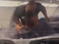 BAŠ ČUDNO OD NJEGA: Mike Tyson istukao putnika u avionu (VIDEO)