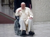 PROBLEMI S KOLJENOM: Papa prvi put u javnosti u invalidskim kolicima