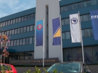 REAKCIJA IZ AUTA: Ispred NS BiH naopako postavljena zastava naše države, u krovnoj kući bh. fudbala kažu da ne postoji jasan propis za...