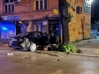 PONOĆNI HOROR: Vozio više od 100 km na sat, udario u taksi vozilo, umalo pregazio grupu djevojaka ispred kafića, pa se...