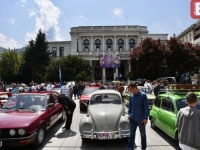 'SB' ISPRED NARODNOG POZORIŠTA U SARAJEVU: Oldtimeri su ponovo u gradu, građani impresionirani slavnim automobilima (FOTO)