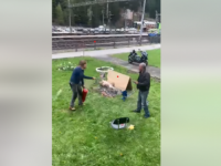 URNEBESAN SNIMAK OSVANUO NA INTERNETU: Švicarac protivpožarnim aparatom ugasio ražanj Bosancu (VIDEO)