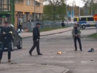 UZNEMIRUJUĆI SNIMCI IZ DANSKE: Uz zaštitu policije islamofob Rasmus Paludan spalio Kur'an (VIDEO)