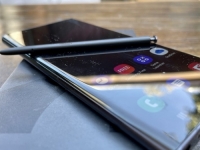 OD PUNJAČA DO IZREZA ZA KAMERU: Možete li zamisliti smartfon bez ovog?