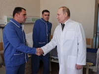 BIZARNA SITUACIJA U VOJNOJ BOLNICI U MOSKVI: Putin 'ranjenom' ruskom vojniku rekao - 'Definitivno ćeš se vratiti na liniju bojišnice...' (VIDEO)