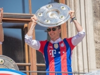 JEDNA GESTA SVE OTKRIVA: Lewandowski na proslavi Bayernove simbolično poručio da odlazi iz Bayerna (FOTO)