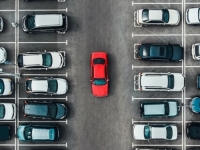 ON NE KRŠI ZAKON: Ovo je najuži i najkompliciraniji parking (VIDEO)