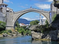GOST JE MLAD, NAIVAN, NEISKUSAN: Hrabri Mostarci spasili turistu iz Neretve nakon neuspjelog skoka sa Starog mosta