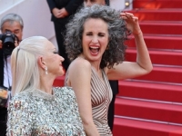 NASMIJANE I ZADOVOLJNE: Andie MacDowell i Helen Mirren s razlogom su ukrale svu pažnju na crvenom tepihu (FOTO)