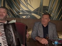 'SRPKINJA JE MENE MAJKA RODILA...': Procurio video, vidno pripiti Dodik 'kitio' harmonikaša, pa zapjevao omiljeni 'hit'...