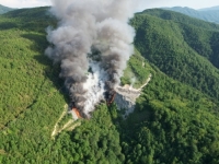 DIM SE VIDI IZ CIJELOG KISELJAKA I KREŠEVA: Gori deponija otpada usred šume već sedam dana, vatrogasci nemoćni (FOTO, VIDEO)