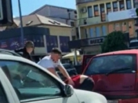 MAKLJAŽA U CENTRU BIJELJINE: Izašli iz auta i potukli se na raskrsnici, uručeni im...