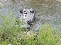 SAOBRAĆAJNA NESREĆA U BLIZINI ZAVIDOVIĆA: Automobil završio u rijeci