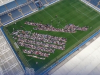POTEZ IZAZVAO ODUŠEVLJENJE JAVNOSTI: Engleski klub vjernicima omogućio klanjanje Bajram namaza na stadionu (VIDEO)