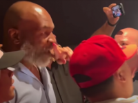 TO NIJE SMJELA URADITI: Nepoznata ženska osoba Mike Tysonu ugurala prst u nos, pogledajte reakciju...