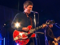 U NOĆI KAD SE 'OASIS' RAZIŠAO: Evo za koliko je prodana crvena gitara razbijena 2009. godine (FOTO)