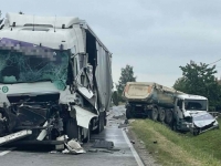 STRAVIČAN SUDAR NA SJEVERU BiH: Kabina od kamiona potpuno smrskana