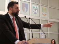 KONAKOVIĆ PRETVORIO SKUPŠTINU KS U SVOJU POLITIČKU ARENU: Poslanicima zabranjeno govoriti o sumnjivoj rekonstrukciji tramvajske pruge, razgovarat će se o reviziji tužbe BiH protiv Srbije