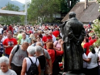 DERNEK U KUMROVCU: Stjepan Mesić i društvo slavili 130. godišnjicu Titovog rođenja uz zastave s petokrakom