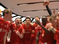 LUDNICA U ENGLESKOJ: Procurio video iz svlačionice, pogledajte kako su nogometaši Liverpoola proslavili novi naslov...
