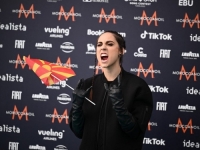 GREŠKA KOJA BI JE MOGLA KOŠTATI: Pjevačica bacila zastavu svoje zemlje, žele je izbaciti s Eurosonga (VIDEO)