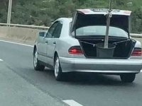 URNEBESNO IZ DALMACIJE: Svi se smiju fotografiji Mercedesa snimljenoj na Jadranu, pljušte komentari...