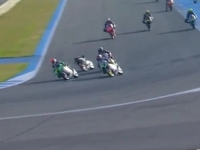 NEVJEROVATNI PRIZORI NA MOTO STAZI: Motor nakon pada vozača ostao na točkovima, uslijedio je haos (VIDEO)