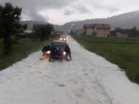 NEZAPAMĆENO NEVRIJEME U GORNJEM VAKUFU: Automobil zaglavljen na cesti, padao i grad