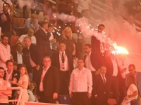 TEŽAK INCIDENT PRED KRAJ FINALA: 'Armada' bacila baklju u svečanu ložu, nastao haos (FOTO)