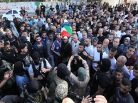 SAHRANIT ĆE JE U RAMALLAHU: Stotine Palestinaca se oprostilo od ubijene novinarke 'Al Jazeere'