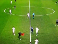 NEVJEROVATNA SCENA IZ MADRIDA: Muškarac s albanskom zastavom prekinuo utakmicu Reala i Manchester Cityja, pogledajte kako je sve završilo...
