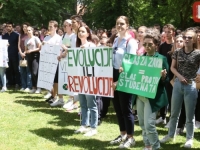 'SB' NA PROTESTIMA, SARAJEVSKI STUDENTI IZAŠLI NA ULICE: 'Nećemo Zakon kojim ćete puniti budžet preko leđa studenata' (FOTO)