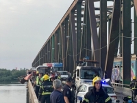 STRAVIČNI PRIZORI IZ BEOGRADA: Dvoje mrtvih, kabina kamiona visi nad Dunavom (FOTO)