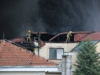 VELIKI POŽAR U NEKADAŠNJOJ FABRICI U TETOVU: 'Makedoniju Tabak' progutala vatra